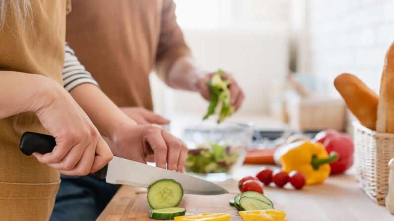 Nettoyer correctement la planche à découper avant et après utilisation peut aider à empêcher les aliments d'être contaminés par des bactéries ou des toxines fongiques.  (Inside Creative House/Shutterstock)