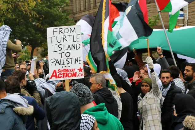 Des manifestants se rassemblent pour soutenir la résistance palestinienne à Toronto, le 9 octobre 2023. (Andrew Chen/Epoch Times) 