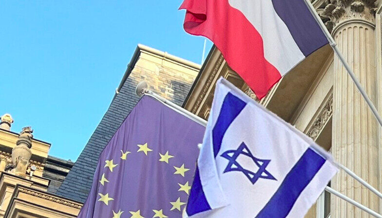 Le drapeau israélien élevé sur le fronton de la mairie de Neuilly-sur-Seine. (Capture d'écran/X)
