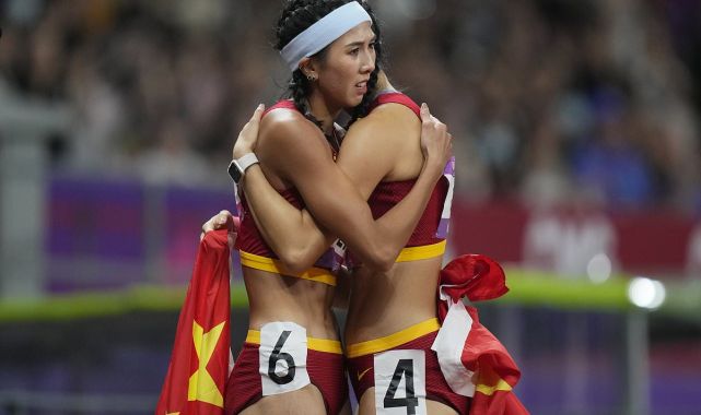 Lin Yuwei (G) et Wu Yanni participent à l'épreuve finale d'athlétisme du 100m haies féminin lors de la 7e journée des 19e Jeux asiatiques au Centre sportif olympique de Hangzhou, à Hangzhou, en Chine, le 1er octobre 2023. Lin a remporté la médaille d'or. (Lintao Zhang/Getty Images)