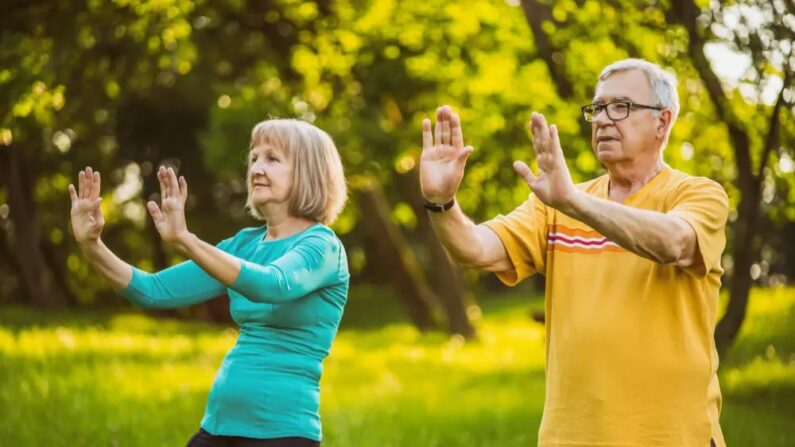 Les résultats d'une étude récente montrent que la pratique du tai-chi contribue à ralentir la progression des symptômes de la maladie de Parkinson. (Mladen Mitrinovic/Shutterstock)