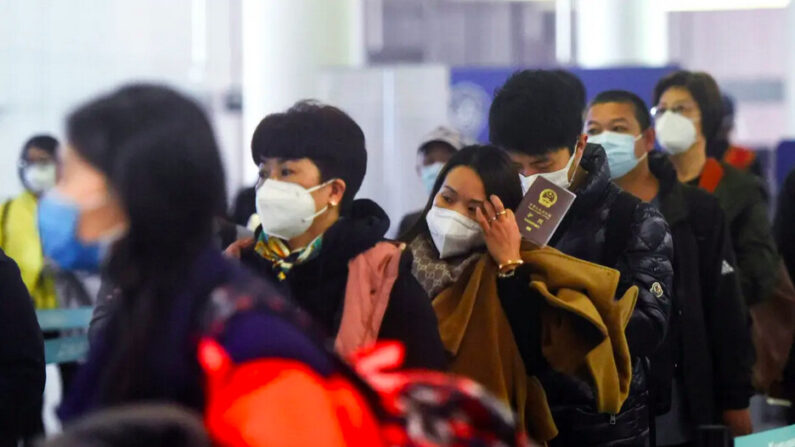 Des passagers font la queue pour passer la douane après leur arrivée à l'aéroport international de Hangzhou Xiaoshan, dans la province chinoise du Zhejiang (est), le 8 janvier 2023. (STR/AFP via Getty Images)