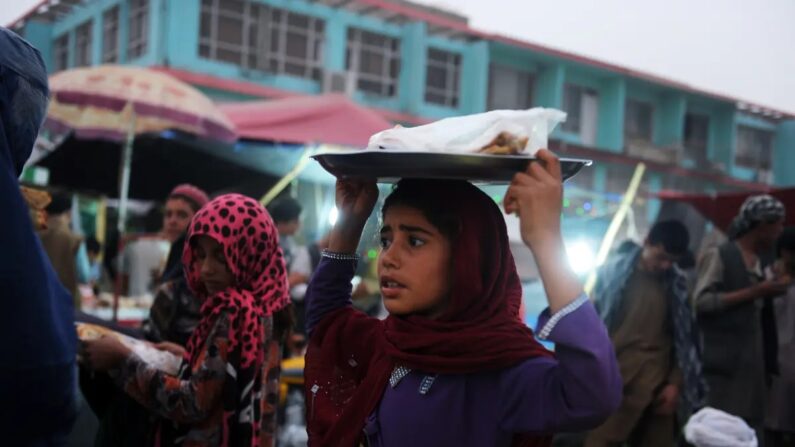 Une jeune vendeuse afghane dans les rues de Mazar-i-Sharif le 1er juillet 2014. (Farshad Usyan/AFP/Getty Images)