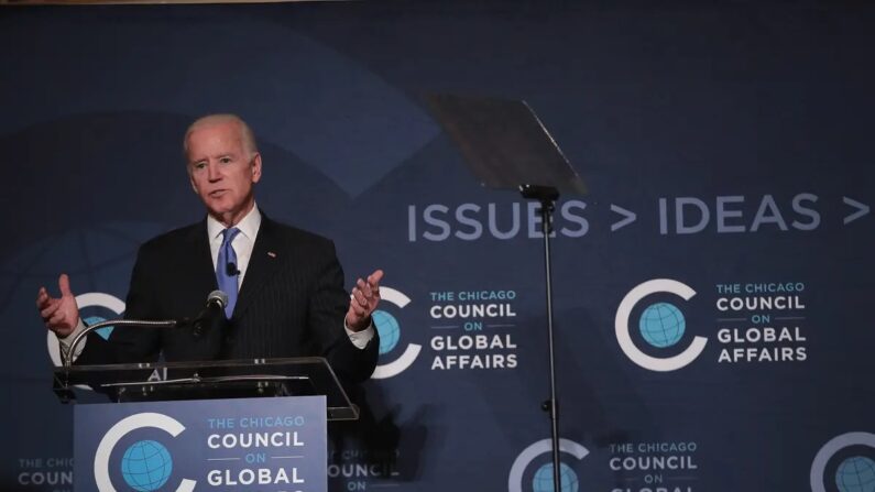 Joe Biden, alors ancien vice-président, s'adresse au Conseil de Chicago sur les affaires internationales le 1er novembre 2017 à Chicago, dans l'Illinois. (Scott Olson/Getty Images)
