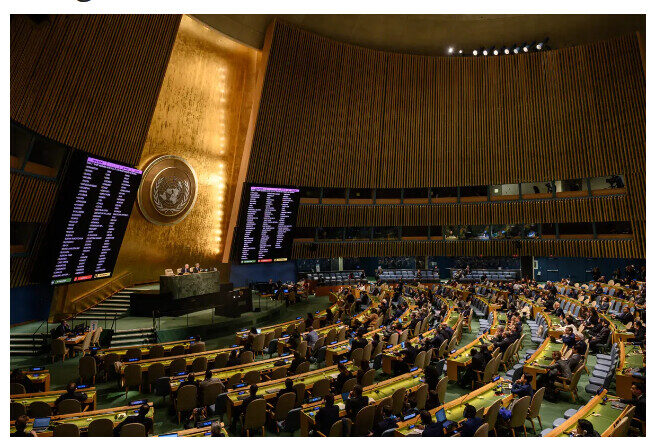 Une image montrant les résultats du vote du 12 octobre 2022 lors de l'Assemblée générale des Nations unies au siège de l’ONU à New York. (Ed Jones/AFP via Getty Images)