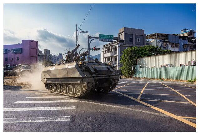 Des militaires taïwanais conduisent un véhicule blindé CM-25 lors de l'exercice militaire Han Kuang qui simule l'invasion de l'île par l'armée chinoise, dans la ville de New Taipei, à Taïwan, le 27 juillet 2022. (Annabelle Chih/Getty Images)