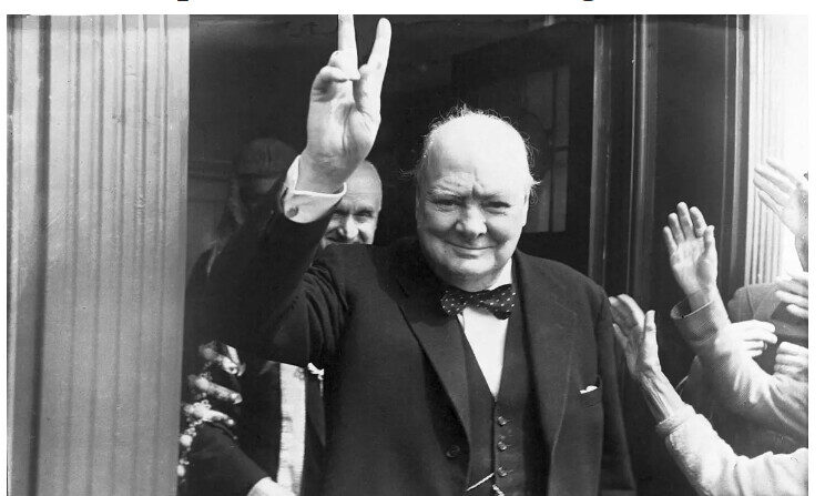 Le Premier ministre britannique Winston Churchill (1874-1965) fait son célèbre signe V de temps de guerre, à Douvres, en 1951. (Central Press/Hulton Archive/Getty Images)