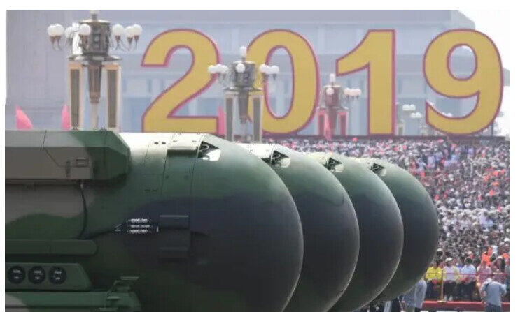 Les missiles balistiques intercontinentaux chinois à capacité nucléaire DF-41 sont présentés lors du défilé militaire sur la place Tiananmen à Pékin, le 1er octobre 2019. (Greg Baker/AFP via Getty Images)