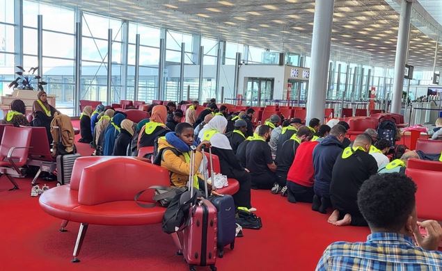 Une prière de voyageurs musulmans en partance pour la Jordanie à l'aéroport de Roissy. (Photo capture d'écran X @noellelenoir)