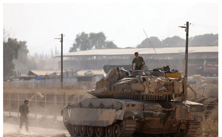 Un char israélien est déployé à la frontière avec Gaza, le 5 novembre 2023. (Menahem Khana/AFP via Getty Images)