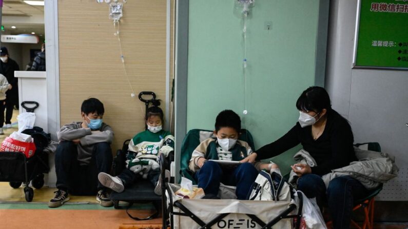 Des enfants sont mis sous perfusion dans un hôpital pour enfants à Pékin, le 23 novembre 2023. (Photo JADE GAO/AFP via Getty Images)