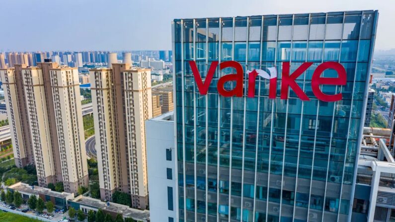 Un logo endommagé du promoteur immobilier chinois Vanke dans un complexe résidentiel à Zhengzhou, dans la province centrale du Henan, le 30 août 2023. (AFP via Getty Images)