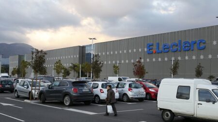 Indre-et-Loire: deux septuagénaires violemment attaqués au couteau dans un centre commercial d’Amboise