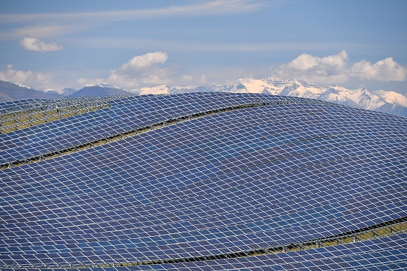 Les panneaux solaires photovoltaïques de la centrale électrique de La Colle des Mees, Alpes de Haute Provence, le 17 avril 2019. (Photo GERARD JULIEN/AFP via Getty Images)