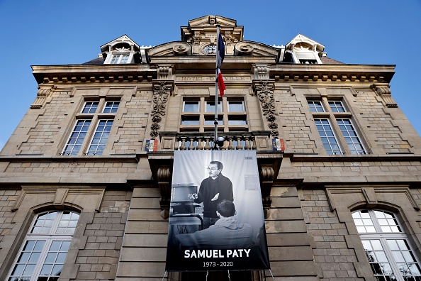 Photo de l'enseignant Samuel Paty placée sur la façade de la mairie de Conflans-Sainte-Honorine, le 3 novembre 2020. (Photo THOMAS COEX/AFP via Getty Images)