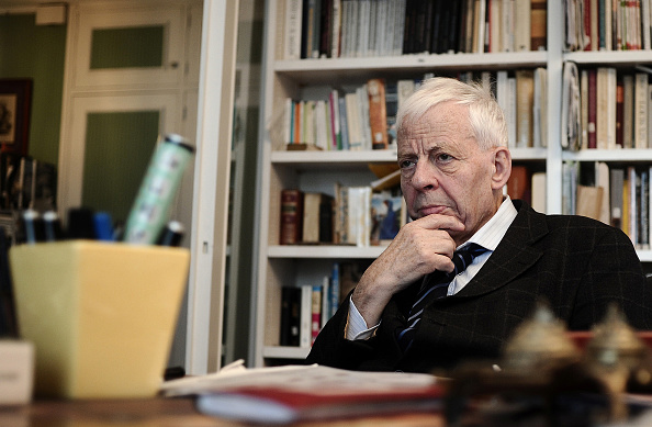 L'historien Emmanuel Leroy Ladurie dans son bureau à Paris en 2009. (Photo OLIVIER LABAN-MATTEI/AFP via Getty Images)