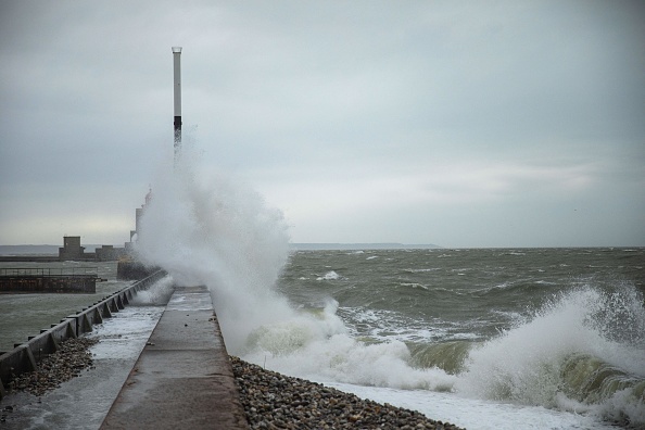 La tempête va susciter un « phénomène vagues-submersions remarquable ». (Photo SAMEER AL-DOUMY/AFP via Getty Images)