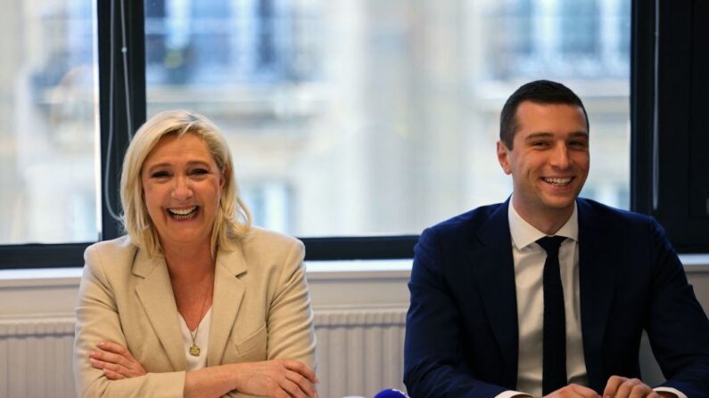 Marine Le Pen, candidate aux présidentielles de 2022, aux côtés du président du RN, Jordan Bardella, lors d'une réunion avec les membres de son équipe de campagne, après les résultats définitifs du premier tour de l'élection présidentielle à Paris, le 11 avril 2022.  (Crédit photo THOMAS SAMSON/AFP via Getty Images)