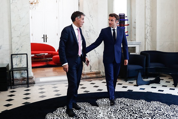 Le président Emmanuel Macron (à dr.) et le socialiste Olivier Faure au palais de l'Élysée, le 21 juin 2022. (Photo Mohammed BADRA / POOL / AFP) (Photo by MOHAMMED BADRA/POOL/AFP via Getty Images)
