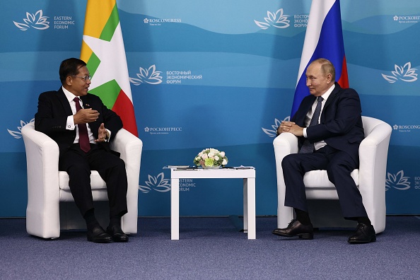 Le président russe Vladimir Poutine rencontre le chef de la junte du Myanmar, Min Aung Hlaing (à g.), en marge du Forum économique oriental 2022 à Vladivostok, le 7 septembre 2022. (Photo VALERY SHARIFULIN/SPUTNIK/AFP via Getty Images)