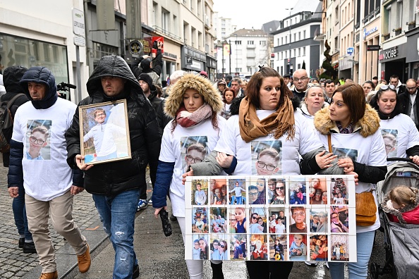 Séverine (au c.), la mère de Lucas, 13 ans, et des membres de sa famille lors d'un rassemblement en son hommage après son suicide à Épinal, le 5 février 2023. (Photo JEAN-CHRISTOPHE VERHAEGEN/AFP via Getty Images)