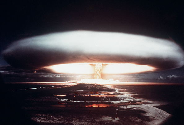 Une explosion nucléaire dans l'atoll de Mururoa en 1971, en Polynésie française. (Photo AFP via Getty Images)