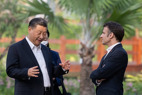 Le dirigeant communiste chinois Xi Jinping et le Président Emmanuel Macron à Guangdong, en Chine, le 7 avril 2023. (Photo JACQUES WITT/POOL/AFP via Getty Images)