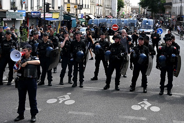 Des gendarmes mobiles font face à des manifestants à la Gare de l'Est à Paris le 8 juillet 2023. Illustration. (Photo BERTRAND GUAY/AFP via Getty Images)