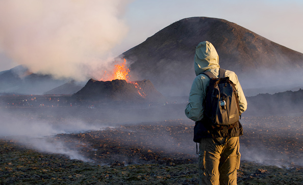 La fumée s'échappe de la lave lors d'une éruption volcanique à Litli Hrutur, au sud-ouest de Reykjavik en Islande, en juillet 2023. Illustration. (Photo JEREMIE RICHARD/AFP via Getty Images)