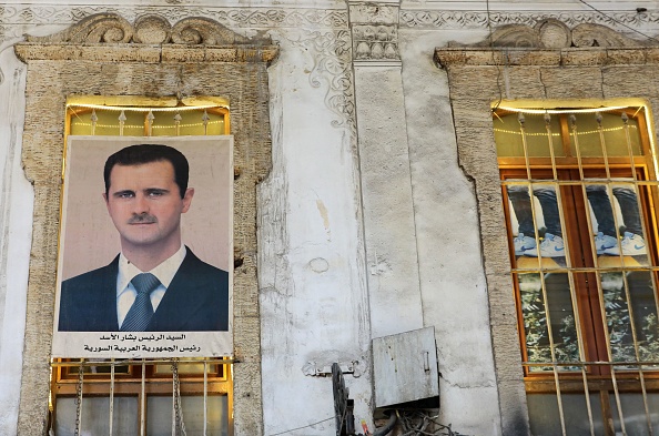 Le portrait du Président syrien Bachar al-Assad est accroché à une fenêtre du marché Hamidiya à Damas, le 20 septembre 2023. (Photo LOUAI BESHARA/AFP via Getty Images)