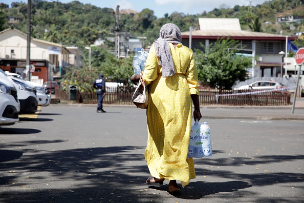 À Mayotte, quelque 330.000 litres d'eau seront ainsi distribués chaque jour à la population. (Photo CHAFION MADI/AFP via Getty Images)