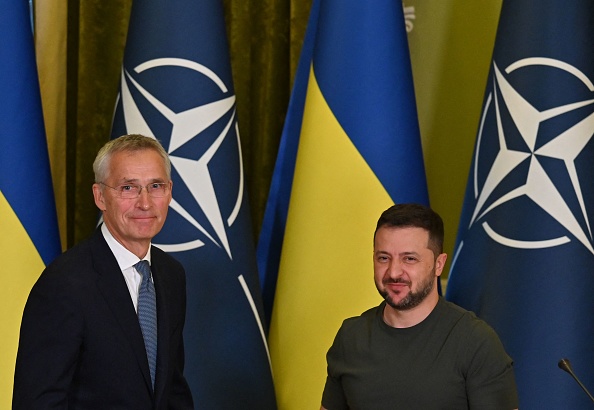 Le Président ukrainien Volodymyr Zelensky (à dr.) et le secrétaire général de l'OTAN Jens Stoltenberg à Kiev, le 28 septembre 2023. (Photo SERGEI SUPINSKY/AFP via Getty Images)