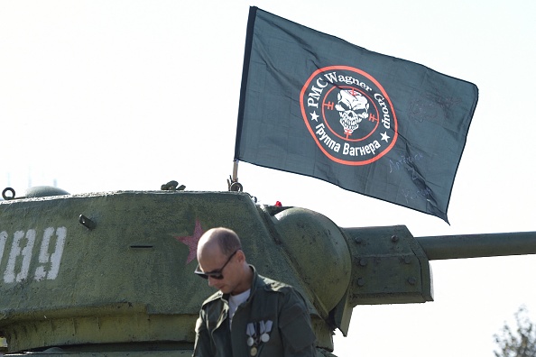 Un drapeau du groupe Wagner monté sur un vieux char d'assaut exposé à Donetsk en Ukraine, contrôlée par la Russie, le 1er octobre 2023. (Photo STRINGER/AFP via Getty Images)