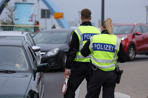 La police allemande surveille les véhicules arrivant de Pologne à un poste de contrôle frontalier temporaire à Francfort-sur-l'Oder en Allemagne. (Photo Sean Gallup/Getty Images)