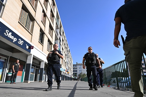 Des policiers patrouillent dans le quartier de Pissevin à Nîmes. (Photo SYLVAIN THOMAS/AFP via Getty Images)