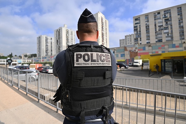 Un policier patrouille dans le quartier de Pissevin à Nîmes. (Photo SYLVAIN THOMAS/AFP via Getty Images)