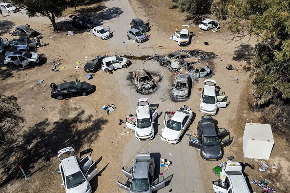 Des véhicules abandonnés et incendiés après l'attaque terroriste du Hamas le 7 octobre 2023, contre le festival de musique dans le désert du Néguev au sud d'Israël. (Photo: JACK GUEZ/AFP via Getty Images)