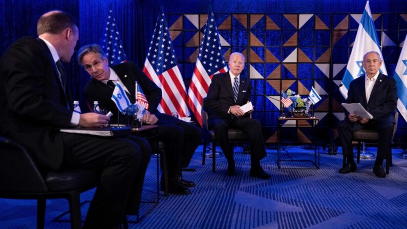 Le conseiller à la sécurité nationale Jake Sullivan (à g.), le secrétaire d'État américain Antony Blinken (2e à g.), le Président américain Joe Biden et le Premier ministre israélien Benjamin Netanyahu à Tel-Aviv, le 18 octobre 2023. (Photo BRENDAN SMIALOWSKI/AFP via Getty Images)