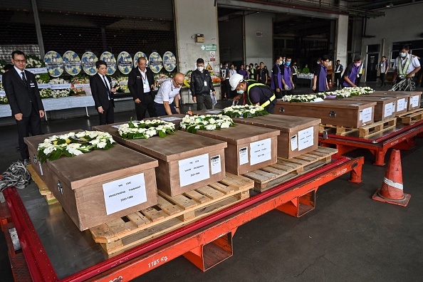 Les cercueils de huit travailleurs thaïlandais tués dans le conflit entre Israël et le Hamas lors d'une cérémonie à l'aéroport Suvarnabhumi de Bangkok, le 20 octobre 2023. (Photo JAMES WILSON/POOL/AFP via Getty Images)