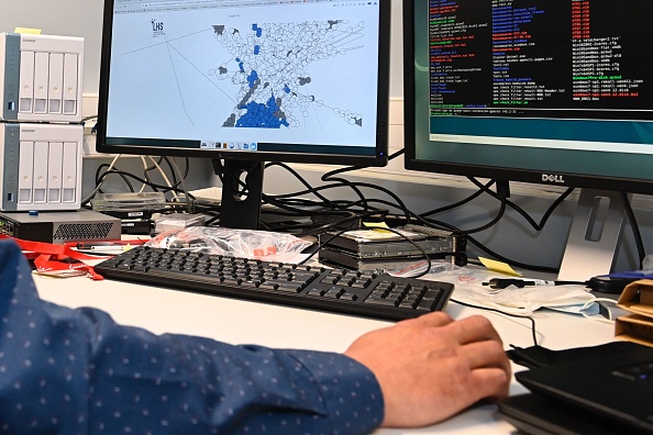 Un informaticien en cybersécurité regarde l'analyse morphologique d'un logiciel contenant un malware au siège du Loria à Villers-les-Nancy, le 25 octobre 2023. (Photo JEAN-CHRISTOPHE VERHAEGEN/AFP via Getty Images)