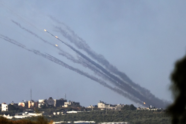 Une photo prise à Sderot, ville du sud d'Israël, montre des roquettes tirées depuis le nord de la bande de Gaza en direction d'Israël, le 30 octobre 2023. (Photo: JACK GUEZ/AFP via Getty Images)