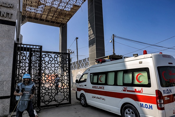 Les ambulances franchissent la barrière du poste frontière de Rafah, dans le sud de la bande de Gaza, avant de passer en Égypte, le 1er novembre 2023. (Photo MOHAMMED ABED/AFP via Getty Images)