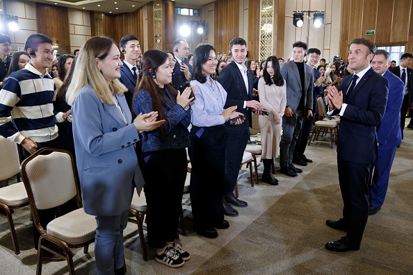 Le président Emmanuel Macron rencontre des étudiants kazakhs à l'université d'Astana, le 1er novembre 2023. (Photo LUDOVIC MARIN/AFP via Getty Images)