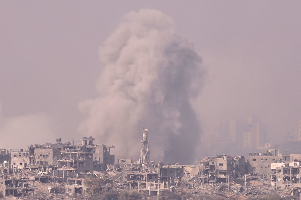 Une photo prise du côté israélien de la frontière avec la bande de Gaza, le 2 novembre 2023, montre de la fumée se dégageant des bombardements israéliens dans la bande de Gaza. (Photo JACK GUEZ/AFP via Getty Images)