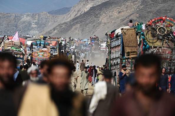 Des réfugiés afghans se rassemblent dans un camp de fortune à leur arrivée du Pakistan, près de la frontière afghano-pakistanaise de Torkham, le 2 novembre 2023. (Photo WAKIL KOHSAR/AFP via Getty Images)
