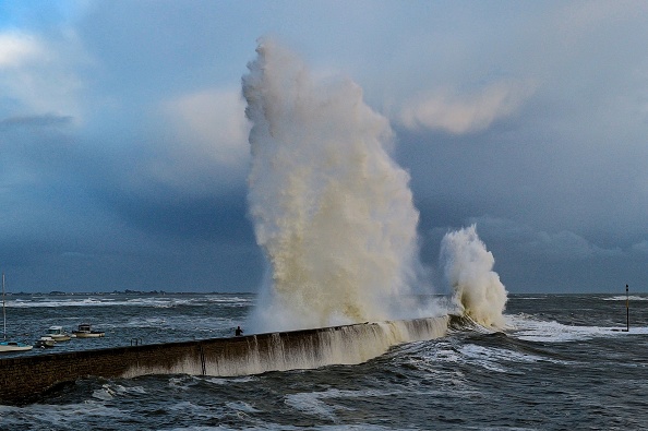 Une grosse vague s'écrasant sur une digue à Lomener, le 2 novembre 2023, alors que le temps est impacté par la tempête Ciaran qui frappe l'Europe de l'ouest. (Photo VALERY HACHE/AFP via Getty Images)