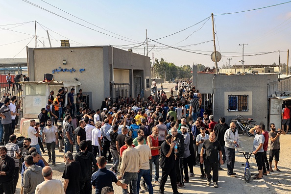 Des travailleurs palestiniens, bloqués en Israël depuis les attaques du 7 octobre, retournent dans la bande de Gaza au poste frontière commercial de Kerem Shalom, le 3 novembre 2023. (Photo SAID KHATIB/AFP via Getty Images)