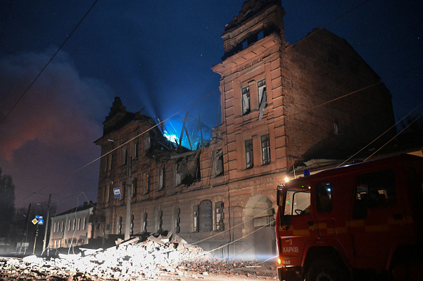 Un bâtiment endommagé par une attaque de drone russe à Kharkiv, le 3 novembre 203. (Photo SERGEY BOBOK/AFP via Getty Images)