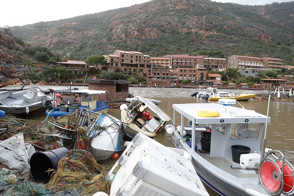 Des bateaux endommagés par la tempête Ciaran dans le port de Porto en Corse, le 3 novembre 2023. (Photo PASCAL POCHARD-CASABIANCA/AFP via Getty Images)
