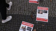 À Londres et à Berlin, des policiers retirent des affiches d’otages du Hamas